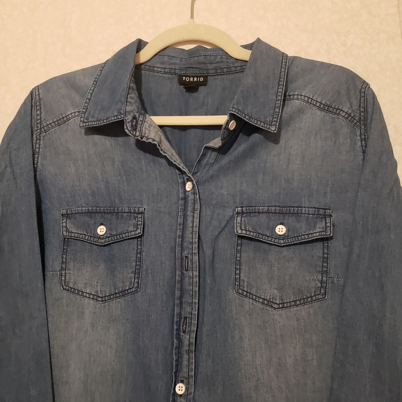 TORRID MEDIUM WASH DENIM BUTTON-DOWN SHIRT..SIZE:0 - Picture 6 of 12